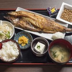ひもの屋のランチメニューはご飯のおかわり無料♪
定食には｢ご飯｣｢お味噌汁｣｢漬物｣｢ミニサラダ｣が付いて､
絶品炭火焼き干物･鮮魚･お肉の豊富なラインナップ！大満足間違いなし◎