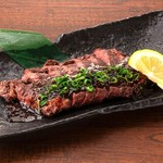 厳選した食材をその場で焼き上げて旨みを凝縮するひもの屋には､絶品料理がたっぷり♪