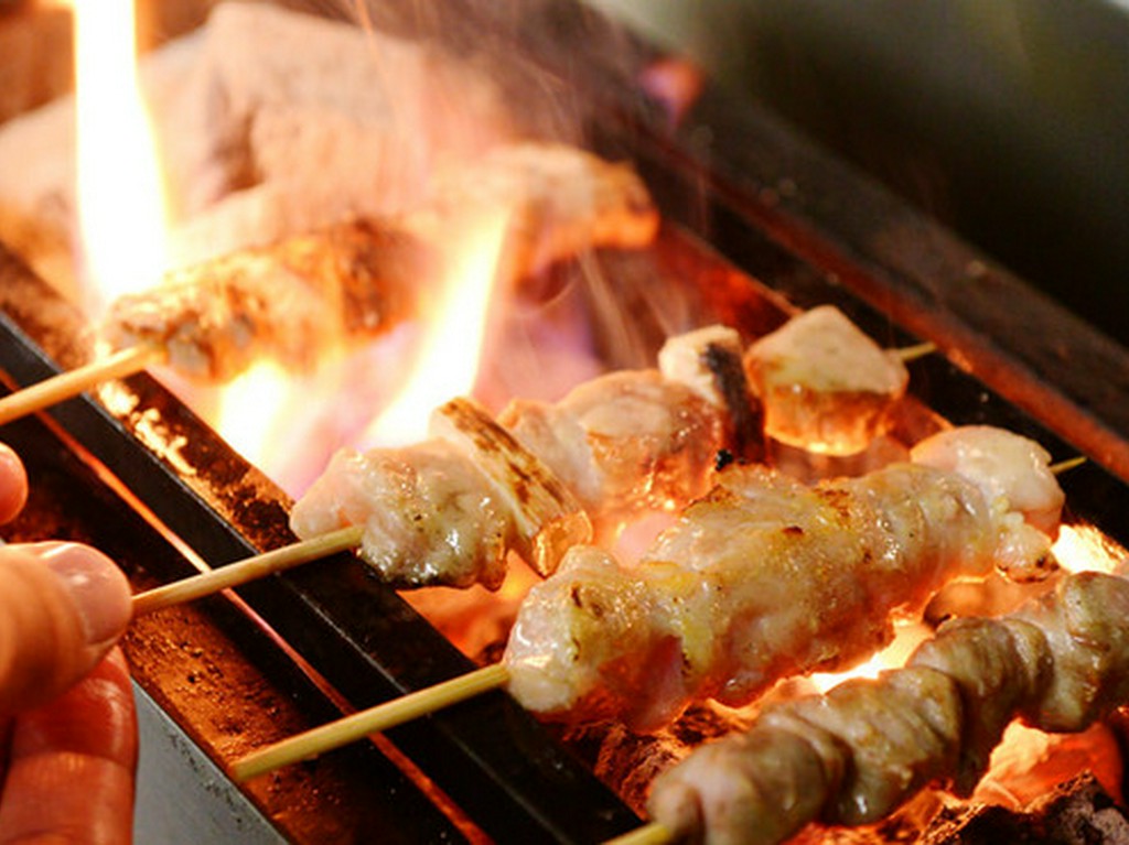 自慢の炭火で焼き上げる焼鳥