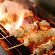 カドクラ商店では厳選した鶏を備長炭で丁寧に焼き上げる本格焼鳥が自慢♪ 鶏にこだわり、炭にこだわった焼鳥を是非ご賞味ください。 良質な鶏肉だけを使用し、様々な絶品鶏料理をご提供致します。