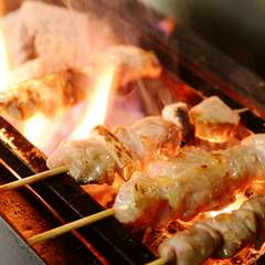 自慢の炭火で焼き上げる焼鳥