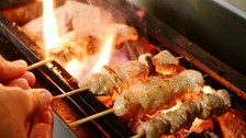 自慢の備長炭で焼き上げる炭火焼鳥たっぷり◎