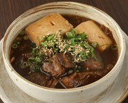 じっくりコトコト煮込んだ自慢のもつ煮込みです。プリプリの牛もつをご堪能ください。