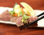 自慢の｢とろける茹でタン｣や｢炙り熟成牛タン｣の他､｢タンすじわさび｣や｢べこたんポテサラ｣など♪