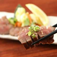 自慢の｢とろける茹でタン｣や｢炙り熟成牛タン｣の他､｢タンすじわさび｣や｢べこたんポテサラ｣など♪