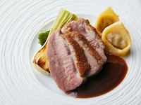 上質な京鴨を入荷し、その時々の京鴨肉の状態に合わせ、「焼いては休ませ、また火を入れて…」など、手間をかけ丁寧に焼き上げています。葉玉葱の甘みとバルサミコソースが抜群の相性。