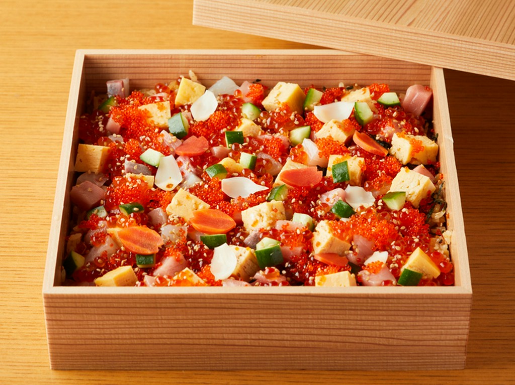 この味を求めて足しげく通う人も多い『乃木坂小町（特選ばらちらし寿司）』