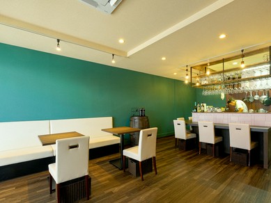 開放感ある明るい空間が魅力。オープンキッチンでライブ感も