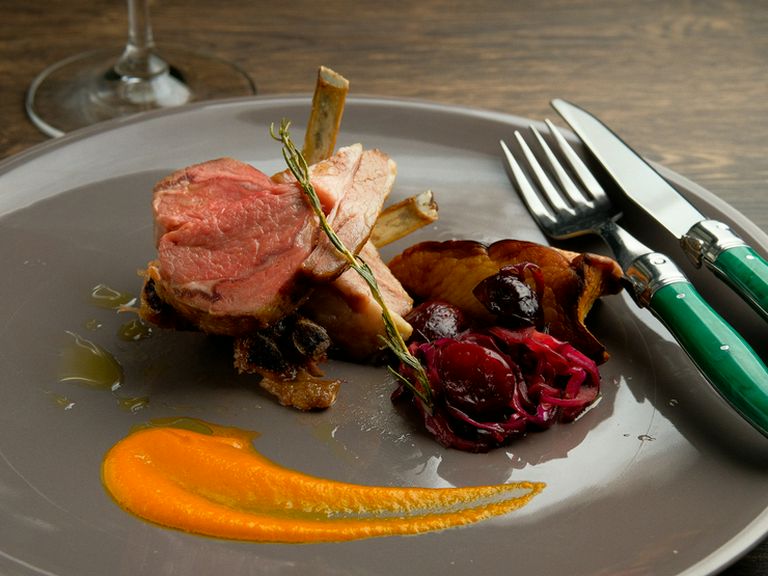 柔らかくジューシーな仔羊を酸味と甘みある副菜と味わう『仔羊のロースト 赤キャベツのアグロドルチェ』