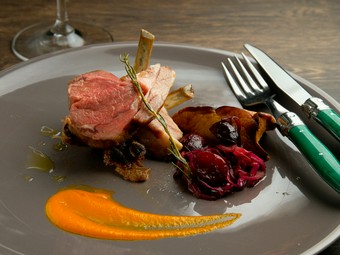 柔らかくジューシーな仔羊を酸味と甘みある副菜と味わう『仔羊のロースト　赤キャベツのアグロドルチェ』