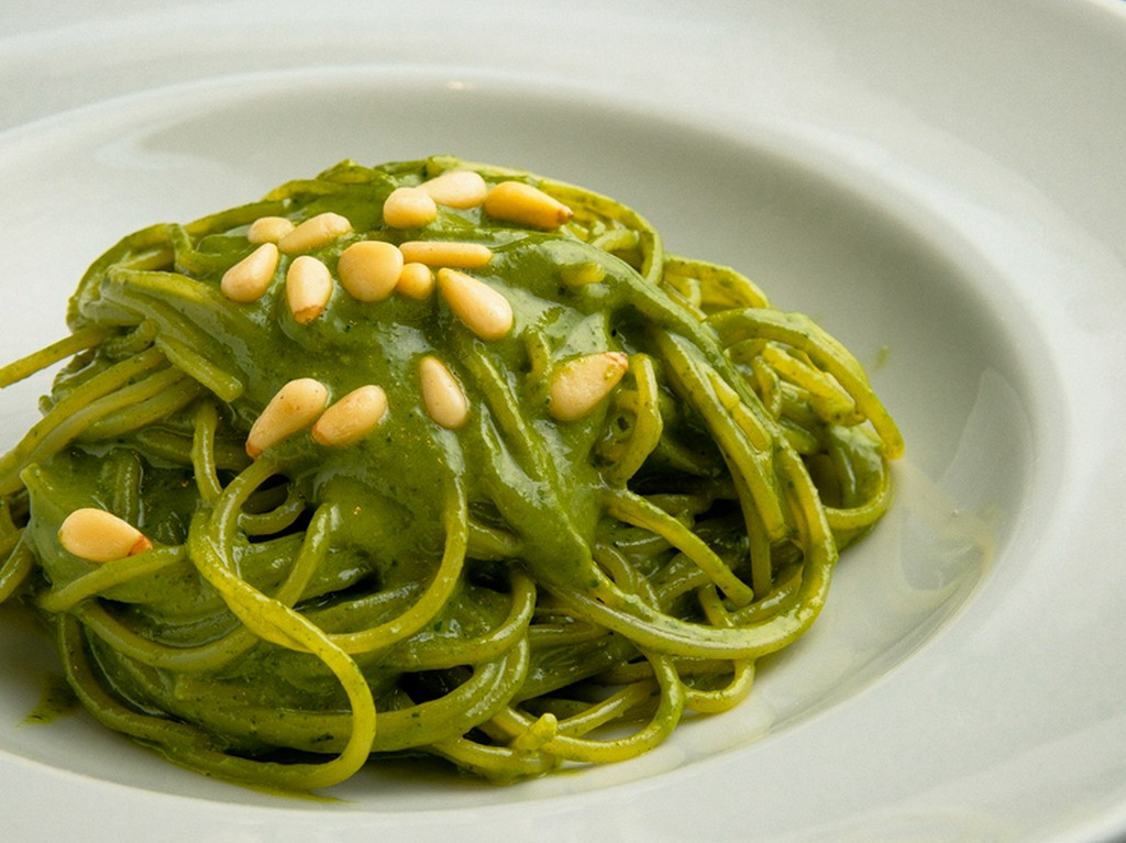 バジルたっぷり、自家製ソースが香る『スパゲティ　ジェノヴェーゼ』