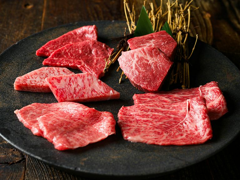 黒毛和牛A4ランクの雌牛のみを、芝浦食肉市場より直接入荷
