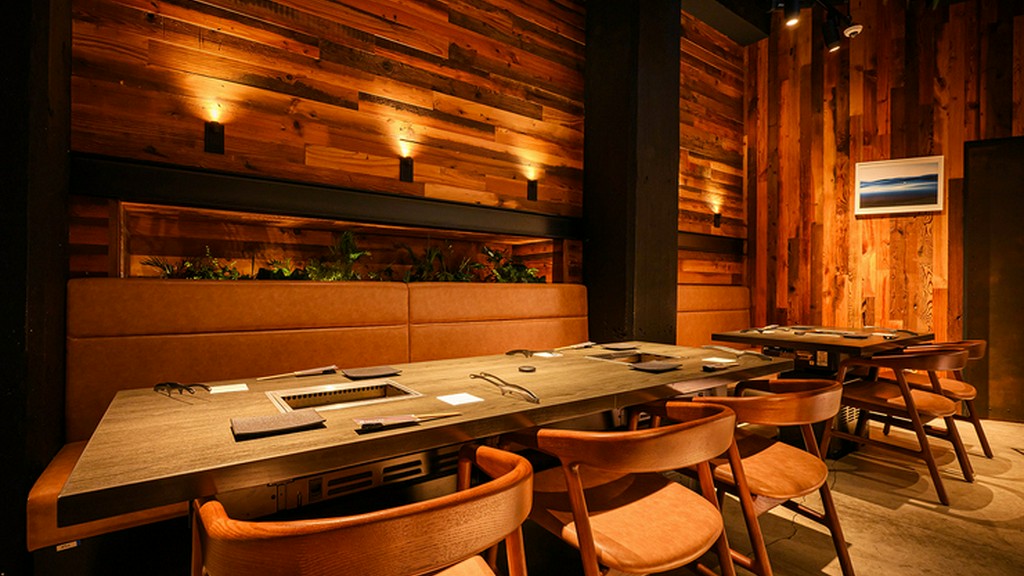 西海岸をイメージした重厚感溢れる空間で“大人の隠れ家デート”