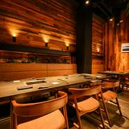 恵比寿駅ガーデンプレイス口より徒歩3分の好アクセスの大人の隠れ家焼肉店。カウンター席や半個室席など、普段使いから記念日デート、誕生日のお祝いにもぴったり。シーンに合わせた利用が可能です。
