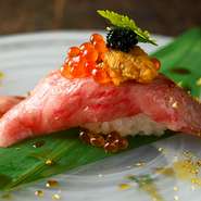 店内は落ち着いた上質な空間となっていて、完全個室もあり、ビジネスでの大切な接待にもオススメです。シーンに合わせて選べるコースは7,000円から5コースあり、注文を気にせず寛いだ時間を過ごせると大好評。