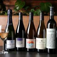 ワインやマッコリ、ウイスキーのカクテルと、豊富なドリンクの品揃えも魅力の一つ。中でも厳選ワインはナチュラルワインを中心に、常時20種ほどの銘柄があり、料理とのペアリングも大人気です。
