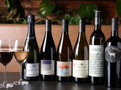 ナチュラルワインを中心に取り揃えた、豊富なドリンク