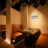 ボックス席タイプの半個室はロールスクリーンで仕切ることができ、落ち着いてゆったりと食事やお酒を楽しめます。デートや家族での会食はもちろん、カジュアルな接待にも最適な、本当は秘密にしたいお店です。

