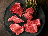 赤身・特選部位など、その日のおすすめ5種をお任せの盛り合わせで。