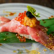 一貫から注文可能な『特選肉寿司』。サシの入った和牛厳選部位を炙り、なんとも贅沢にイクラ、キャビア、金粉をのせました。ほんのりとレモンが香るツメダレで爽やかにいただきます。