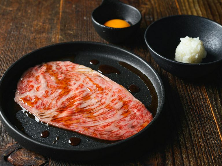 お店の看板メニュー。とろけるような肉の旨みを堪能！『絹ロース3秒炙り』一枚