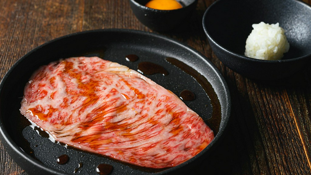 お店の看板メニュー。とろけるような肉の旨みを堪能！『絹ロース3秒炙り』一枚