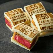 厳選された上質なフィレ肉の厚切りでつくるカツサンド。薄衣で揚げたカツに自家製ソースが抜群の相性です。特注の焼印で焼き付けることで香ばしさも増し、お店ならではの自慢の逸品に。