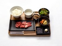 数量限定
黒毛和牛の切り落とし部位を使用
ご飯・サラダ・スープ・小鉢・本日のデザートが付きます