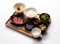 焼肉と冷麺のハーフサイズセット
ご飯・サラダ・スープ・小鉢・本日のデザートが付きます