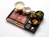 当店自慢の赤身　希少部位をランチ定食でおためしいただけます
ご飯・サラダ・スープ・小鉢・本日のデザートが付きます
