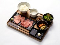 赤身とサシの入った部位の盛り合わせ定食
ご飯・サラダ・スープ・小鉢・本日のデザートが付きます