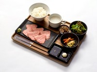 サシの入った希少部位の焼肉定食
ご飯・サラダ・スープ・小鉢・本日のデザートが付きます