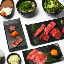 FIFTY-FIVE TOKYOこだわりの国産黒毛和牛A4ランク雌牛をお手軽に味わえるカジュアルなコースです。