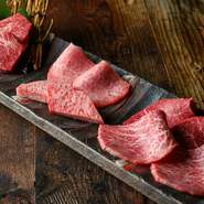 リブロースのやわらかな部位を堪能できる『絹ロースの3秒炙り』は、なめらかで口当たりが良く、肉本来の旨みを堪能できる逸品です。ほかにも、厳選和牛を存分に堪能できる逸品ばかり。

