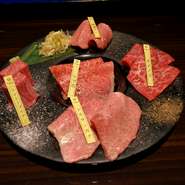 オーナー選別のお皿でメインのお肉をすべてのタレで楽しめます。

・特選上タン
・赤身肉
・シャトーブリアン
・特選肉
・絹ロースの炙り
の5種類を2カットづつ盛り付けいたします。