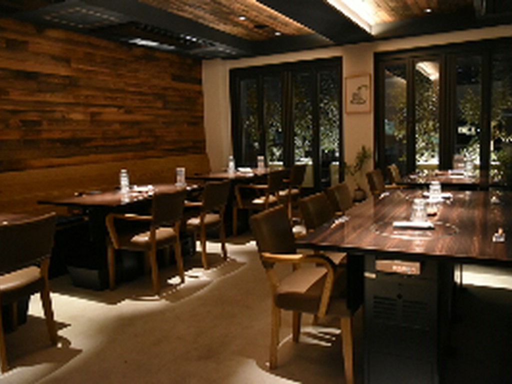 入口から階段を上がるとテーブル席のホール