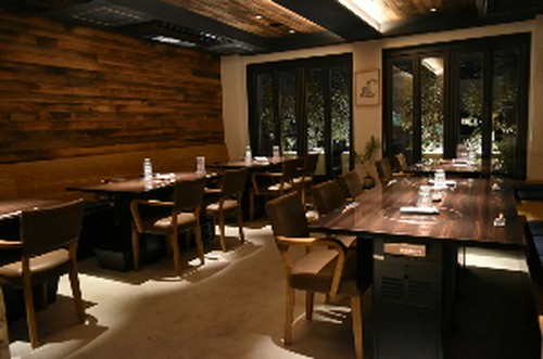 入口から階段を上がるとテーブル席のホール