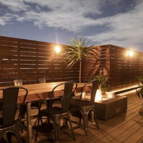 テーブル席のホールから階段を上がるとテラス席