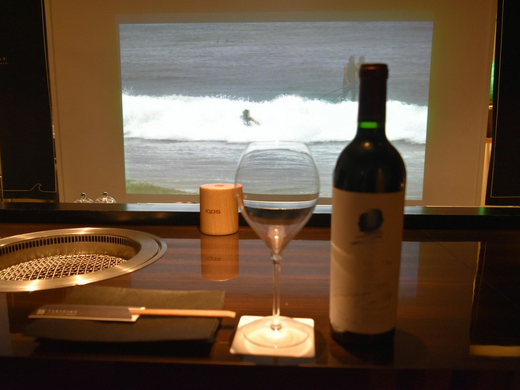 サーフィンを見ながらカウンター席でお食事