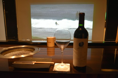 サーフィンを見ながらカウンター席でお食事