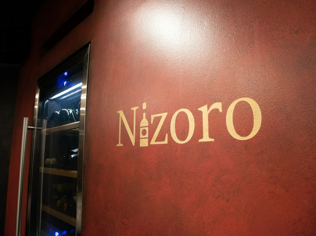 中山手通の地下に佇む、大人のための鉄板焼きワインバー