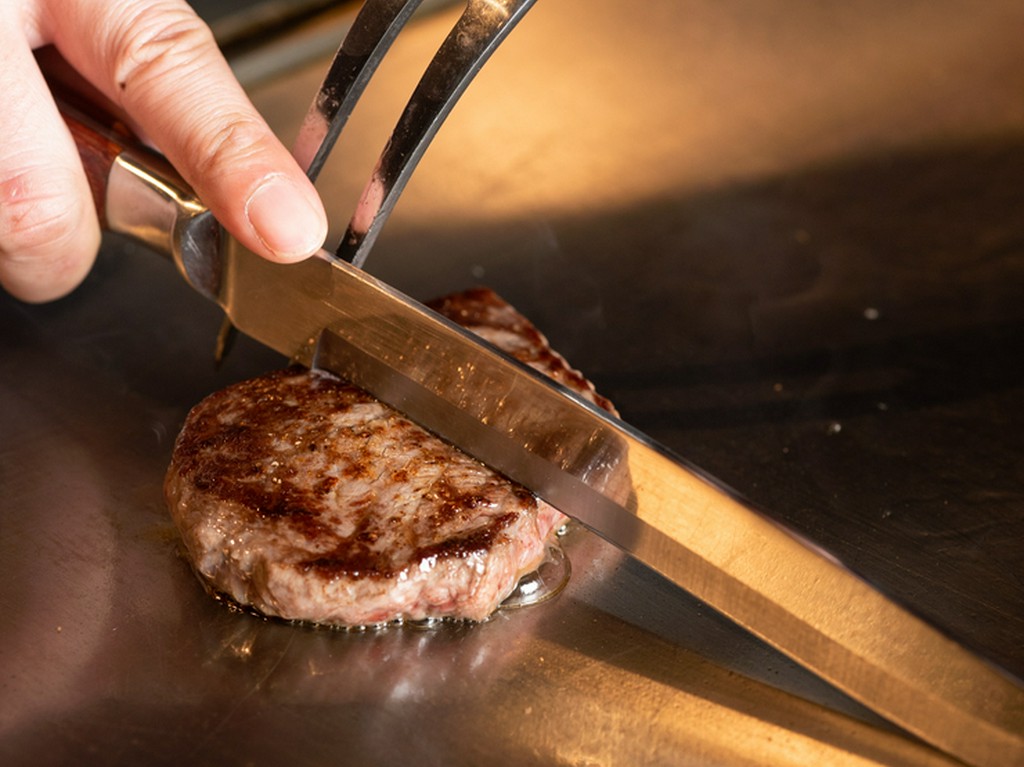 目の前の鉄板で焼きあげるステーキは、黒毛和牛の赤身が絶品