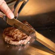 目の前の鉄板で焼きあげるステーキは、黒毛和牛の赤身が絶品
