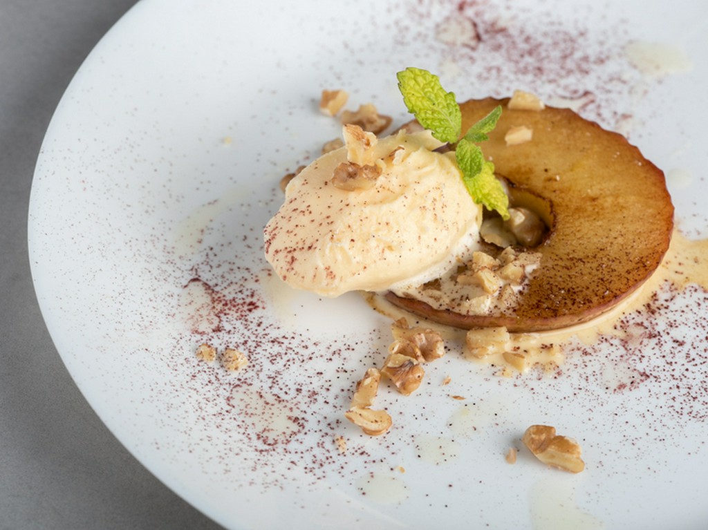 鉄板で仕上げる大人のデザート『焼きリンゴのアイス添え』