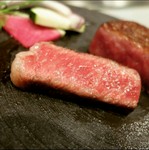 A4ランクの黒毛和牛ランプを使った鉄板焼きステーキです。繊細な肉質でやわらかく、脂っこさのない上品な味わいのランプ肉を堪能できます。ガーリックチップを添え、好みで塩またはポン酢でさっぱりとどうぞ。
