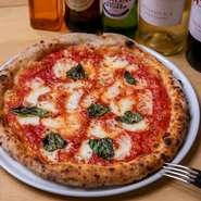 生地のモチモチ感は、イタリア産の小麦から。そして特製トマトソース、チーズ、バジルなどがマッチしたピザの王道至高の一品。