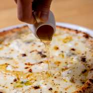 自家製のチーズは市販では手に入らない味を演出。四種のチーズは季節によって変わる為、常に進化続けるメニューとなっており、チーズ好きにはたまらない一品だ。
