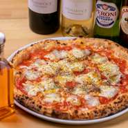 シェフがスモークしたベーコンは香りが強く、お酒も進む人気の品。
長い時間をかけて美味しく仕上げている。