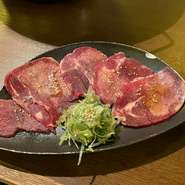 [最初の一皿(ヒトサラ)]としてのおなじみの牛タン。最初にタンを食べることで喉が開き、より強い味、脂を欲する心を高めてくれます。トッピングの旨ネギ塩やレモン汁と一緒に食べるのがおすすめです。