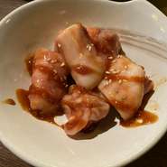 脂の旨味がぎゅっと凝縮。ぷりぷり食感とジューシーさにやみつきになる人続出！よく火を通し、少し縮んだら食べごろサイン。写真のみそ味がおすすめですが塩味にもできます。